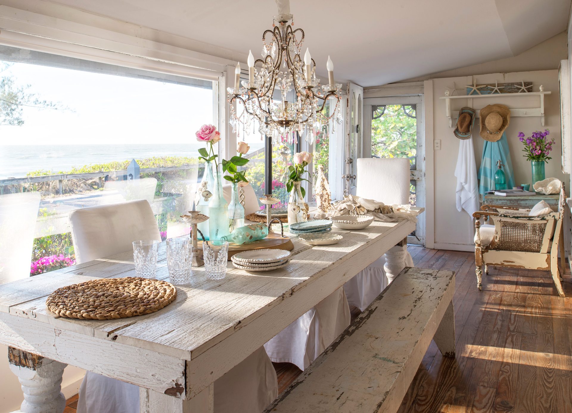 House Tour: A Romantic Beach Bungalow - Cottage style decora