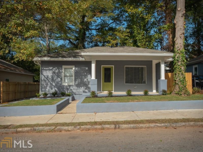 Modern cottage in Atlanta with green door