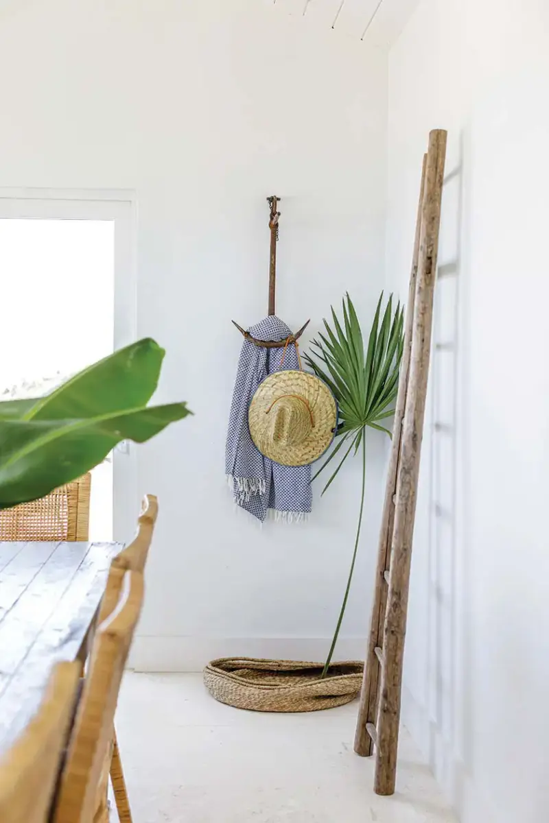 wall vignette with anchor as hanger for Turkish towel and beach hat